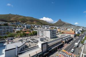 Stunning Sea Point pad- 300m to promenade