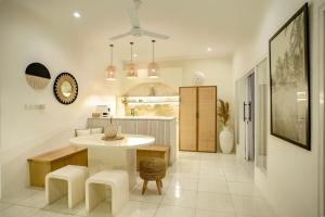 Villa Nair NEW stylish 3BR Canggu with large pool, projector & green field view