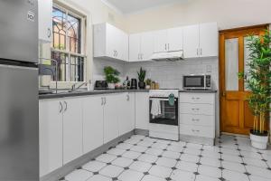 Spacious 4 Bedroom House Darling Harbour-10 Guests