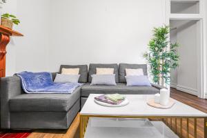 Spacious 4 Bedroom House Darling Harbour-10 Guests