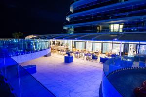 White Titanic Studio Mamaia
