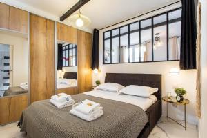 Parisian Charm in Sentier, Walk Everywhere Sleeps 6