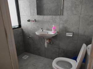 Fedha - A modern furnished Studio Apartment near JKIA and SGR free WIFI Parking