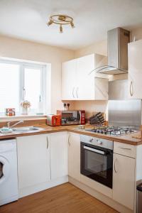 Spacious Holiday Home with Free Parking