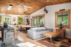 Cabin w hot tub & kayaks by river