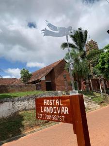 Hostal Landivar - A media cuadra de la plaza