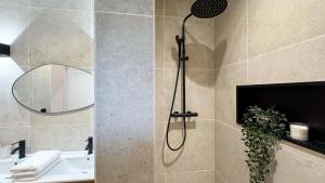 Villas Maison Climatisee 5min Cite Terrasse et Parking AK : photos des chambres