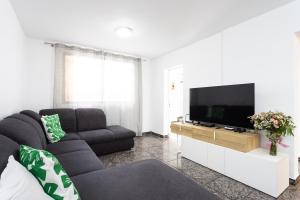 TenoHomes Ocean-View Family Home with Solarium