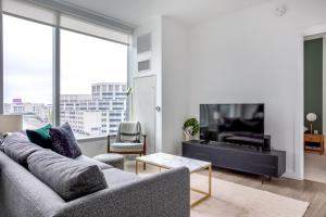 Rincon Hill 1BR w Gym Rooftop Hot Tub nr SV SFO-284