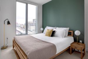 Rincon Hill 1BR w Gym Rooftop Hot Tub nr SV SFO-284