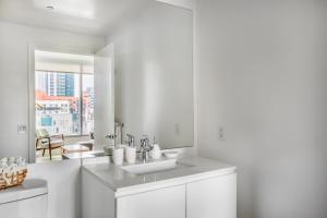 Rincon Hill 1BR w Gym Rooftop Hot Tub nr SV SFO-284