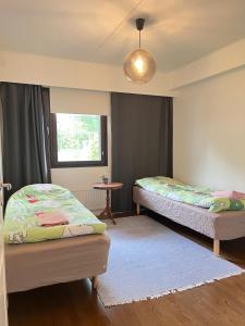 Saunallinen kolmio kahdella autopaikalla