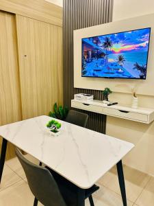 7 Mins from MOA Comfy Stay with Pool View and WiFi