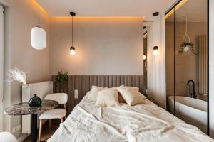 Bathtub and View 21st Floor The WAW Sawa