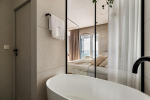 Bathtub and View 21st Floor The WAW Sawa