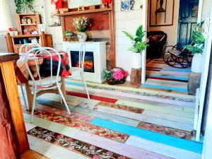 Rosewood Cottage -Entire 2 bedroom home with Netflix & WiFi