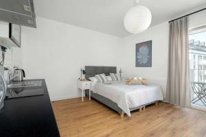 Elegant Very Berry Studios with Parking and Balcony by Noclegi Renters