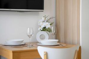 Elegant Very Berry Studios with Parking and Balcony by Noclegi Renters