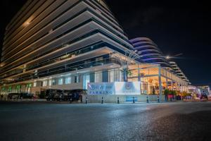 White Titanic Sea View