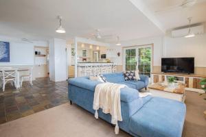 The Lake Haus - Spacious Waterfront Escape with Pool