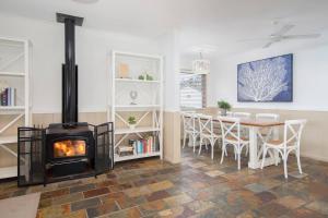 The Lake Haus - Spacious Waterfront Escape with Pool