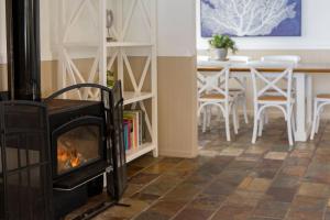 The Lake Haus - Spacious Waterfront Escape with Pool