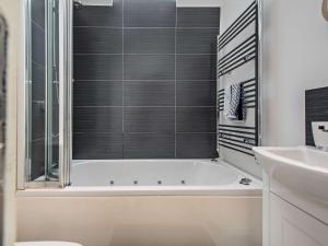 2 Bed in Llanstadwell 43430