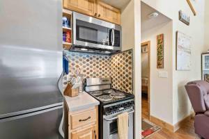 TahoeCozy with Pool Hot Tub and Near Northstar