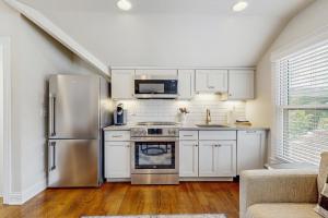 The Livery on 5th, Unit B