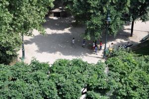 Appartements Haussmann-style flat with Montmartre view : photos des chambres