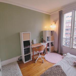 Appartements Haussmann-style flat with Montmartre view : photos des chambres