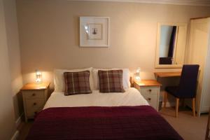 Stylish 4Bed Cottage with parking near town and beach