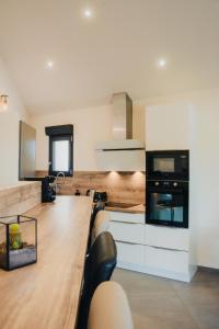 Maisons de vacances 36 2 l air marin Penthouse Netflix Clim Free park Navette Grands Buffets Acces direct autoroute et plages : photos des chambres