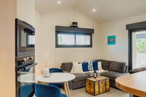 Maisons de vacances 36 2 l air marin Penthouse Netflix Clim Free park Navette Grands Buffets Acces direct autoroute et plages : photos des chambres