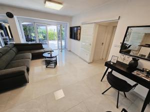 Villa Stella Maris Kastela - Private Pool & Steps to Beach