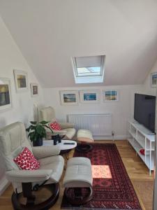 Blue Hills Luxury Apartment, Bay Front with Parking