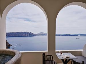 Grande Suite with Caldera View room in Andronis Luxury Suites