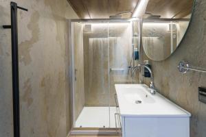 Hotels L-Escale Royale La Ferte-sous-Jouarre Marne Meaux : Superior Floating Suite King-Size Bed – Spa Bath   