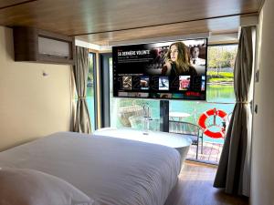 Hotels L-Escale Royale La Ferte-sous-Jouarre Marne Meaux : Superior Floating Suite King-Size Bed – Spa Bath and Private Sauna 