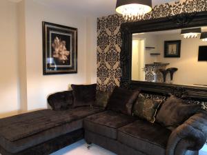 2-Bed Hillside House - Sleeps 4 Garden & Parking