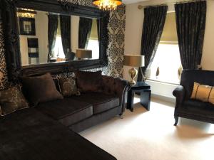 2-Bed Hillside House - Sleeps 4 Garden & Parking