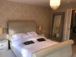 2-Bed Hillside House - Sleeps 4 Garden & Parking