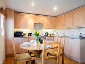 2 Bed in West Bay DC015