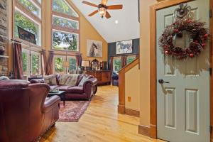 Cozy Chalet w Hot Tub Loft Fire Pit & Grill