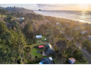 Private pet friendly beach house, steps to beach