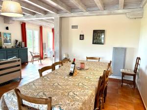 Maisons de vacances Charmante maison avec piscine au coeur des vignes : photos des chambres