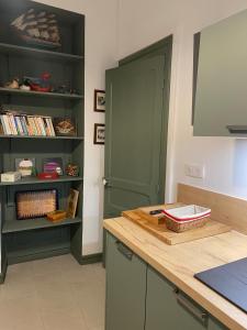 Appartements F1 bis 3 etoiles plein centre avec parking : Appartement