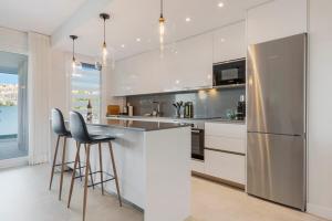 Luxury 3 BR Apartment with Terrace, pool & gym