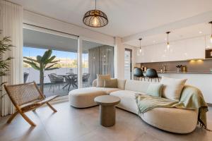 Luxury 3 BR Apartment with Terrace, pool & gym