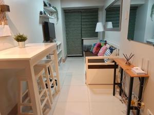 J&C Staycation 1BR Unit near Moa with Netflix